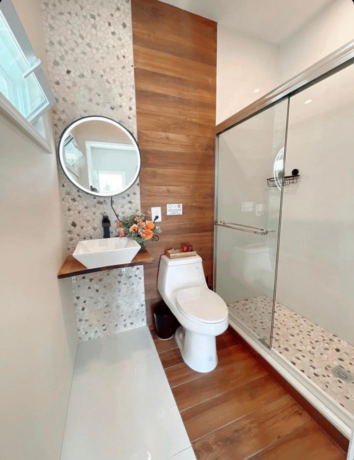 Newly Renovated One Bedroom ! Apartment *